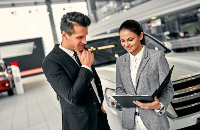 Drive with Confidence: Your Ultimate Guide to Used Honda Car Dealers in Mumbai | Solitaire Honda Diverse selection of quality used Honda cars in Mumbai dealership showroom